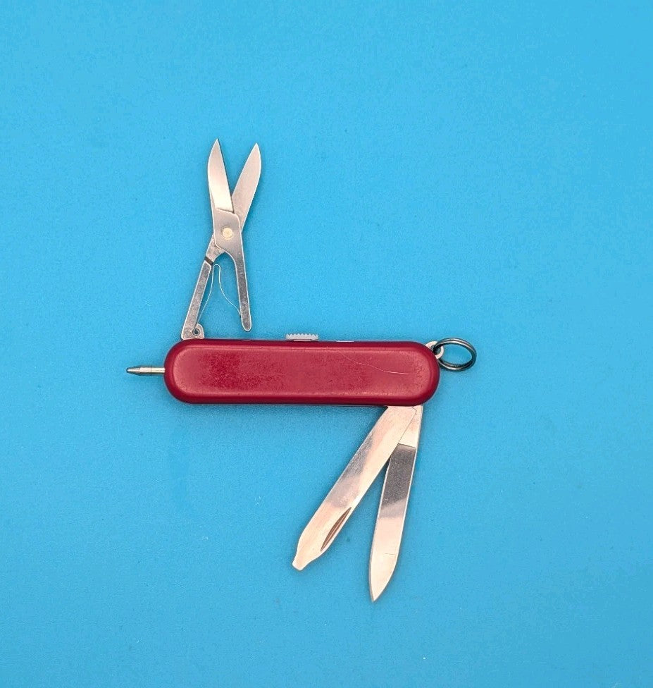 Victorinox Signature Swiss Army Knife Multi Tool! Red!
