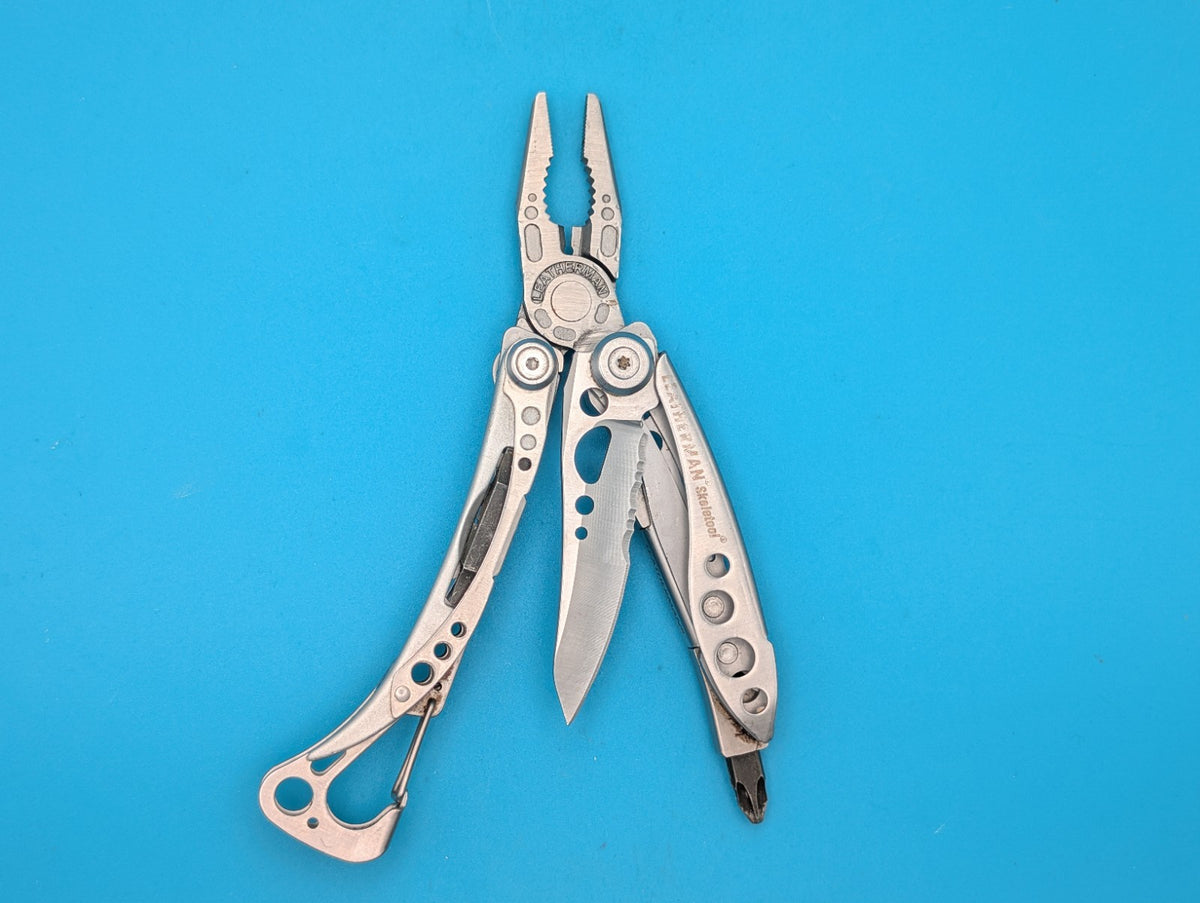 LEATHERMAN Skeletool Multi Tool - Combo Edge Blade Knife Pliers Carabiner!!!
