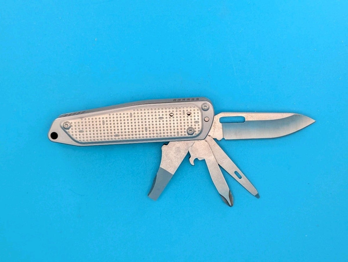 Leatherman FREE T2 Pocket Knife Multi-tool! "FOUR SQUARE"