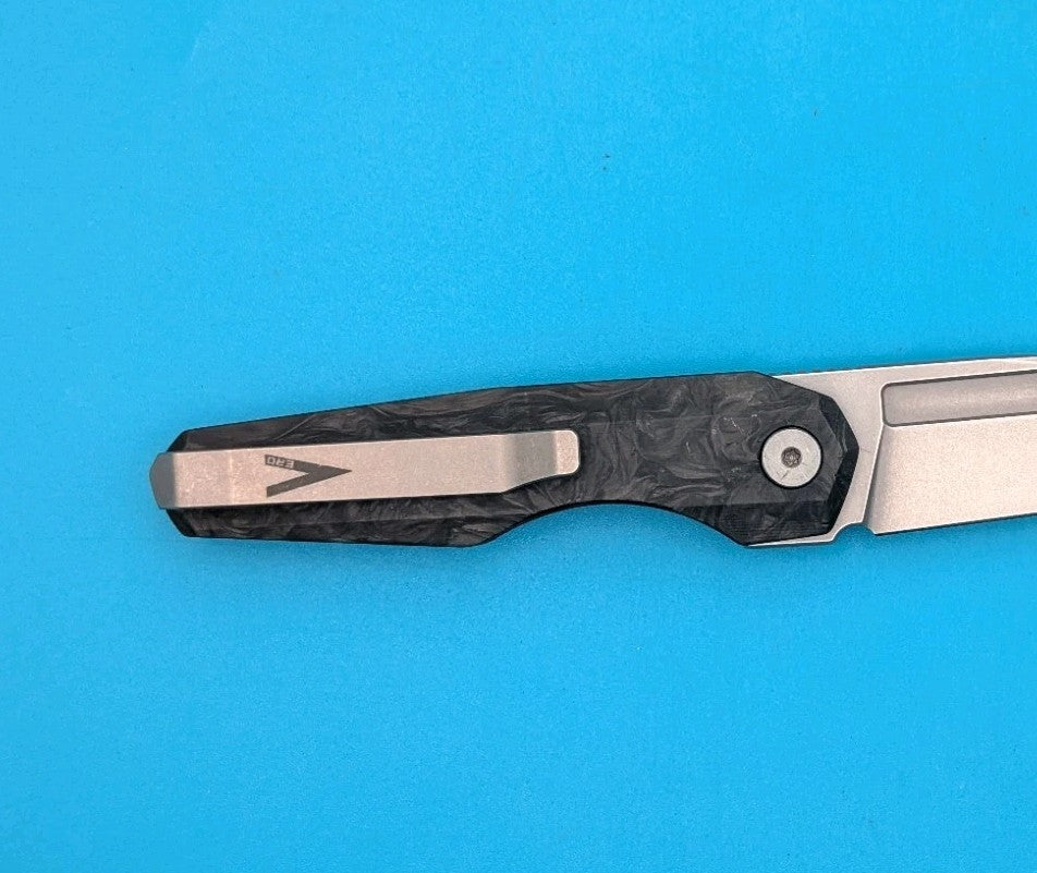 Vero Engineering Neuron, Marbled Carbon Fiber Handle, Belt Satin M390