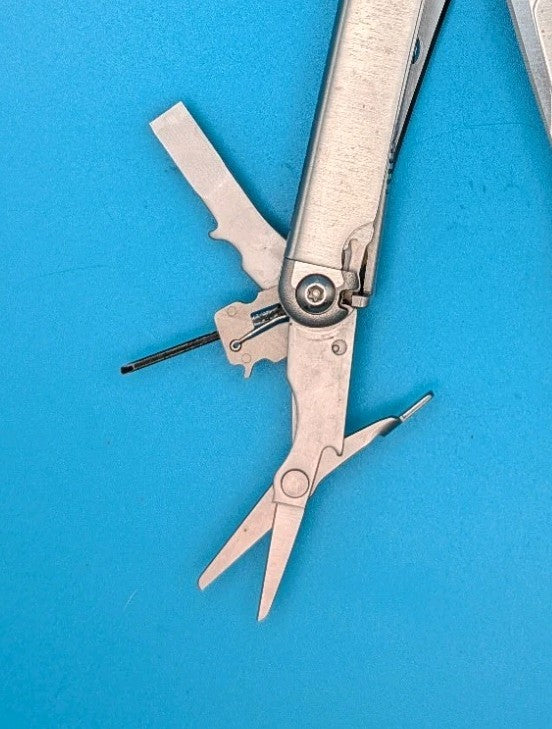 Leatherman Wave Multi Tool! Stainless! Retired! Free Shipping! With Sheath!