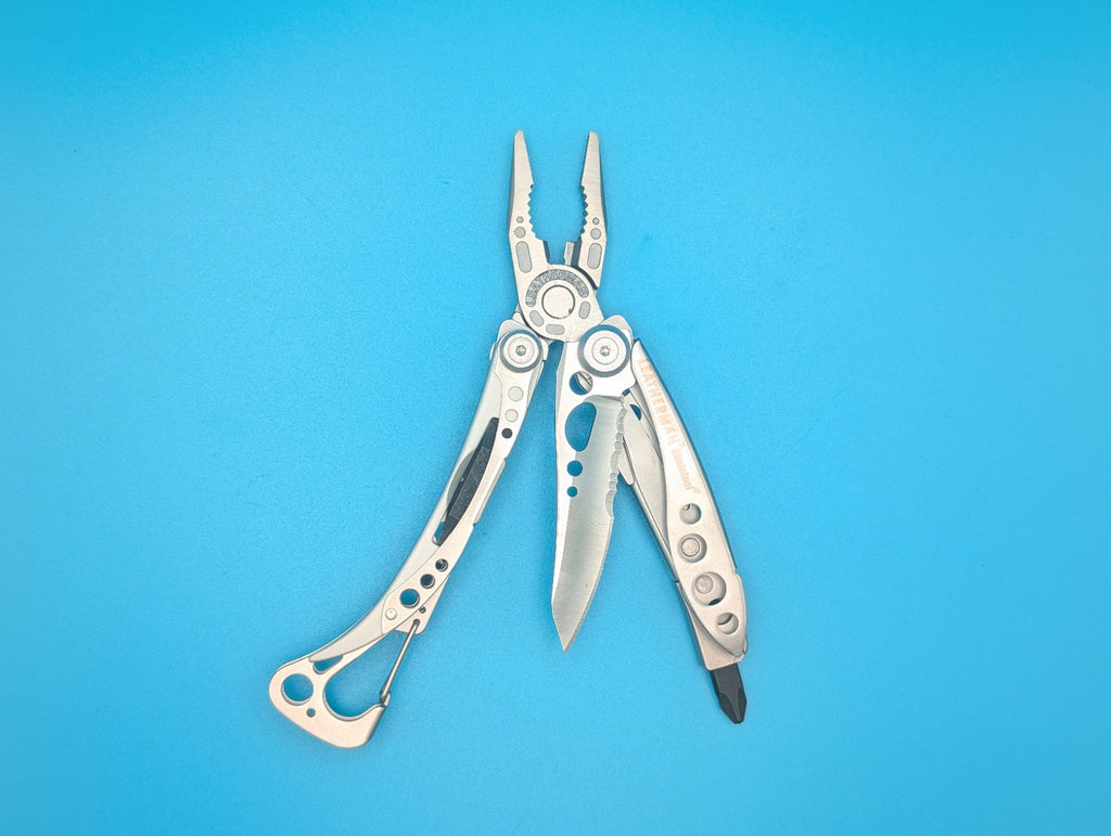 LEATHERMAN Skeletool Multi Tool - Combo Edge Blade Knife Pliers Carabiner!