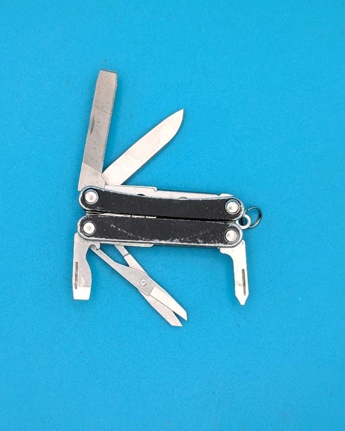 Leatherman Squirt PS4 Multi-Tool With Pliers Scissors Knife Black