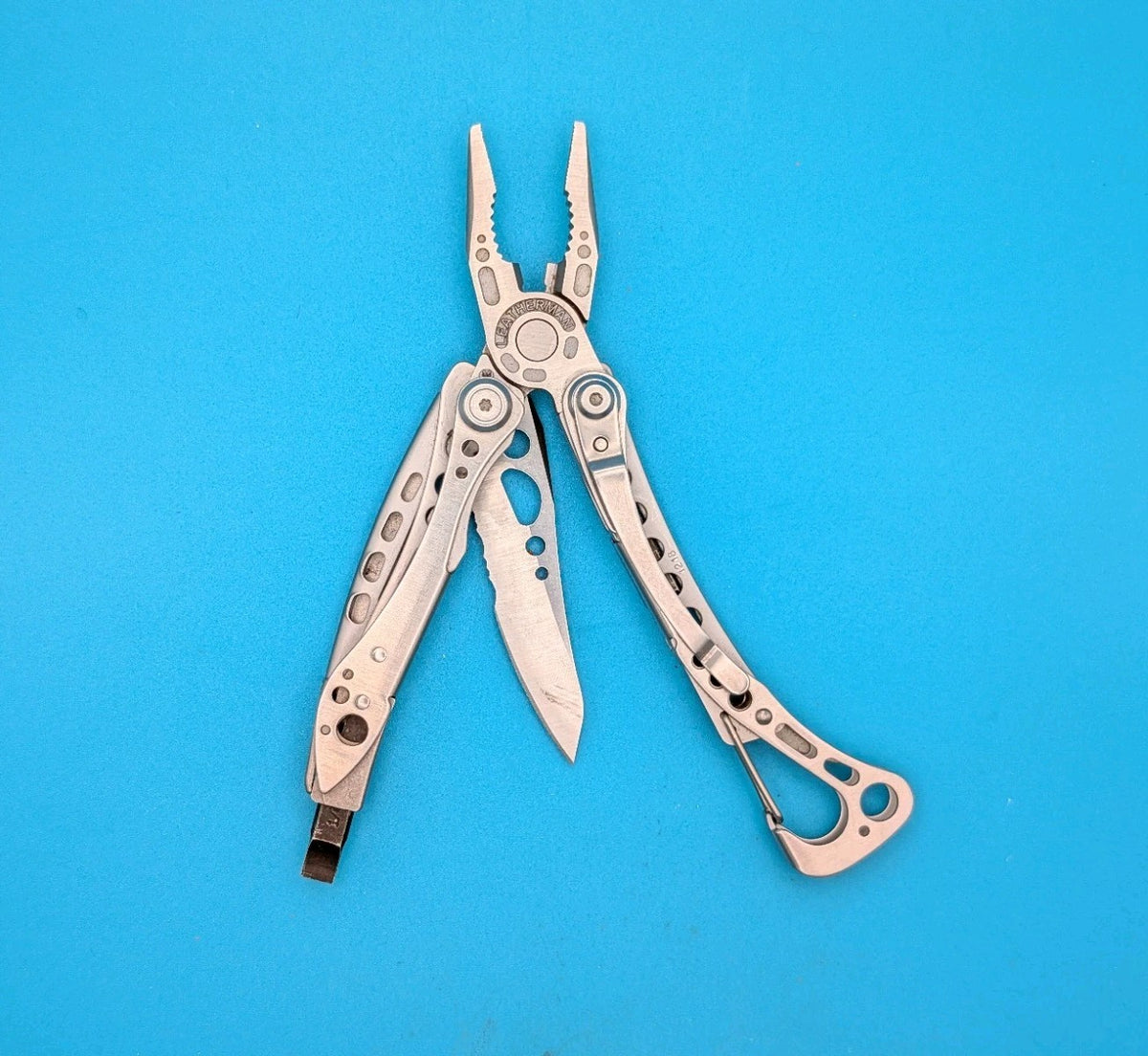 Leatherman Skeletool Multi Tool - Combo Edge Blade Knife Pliers Carabiner