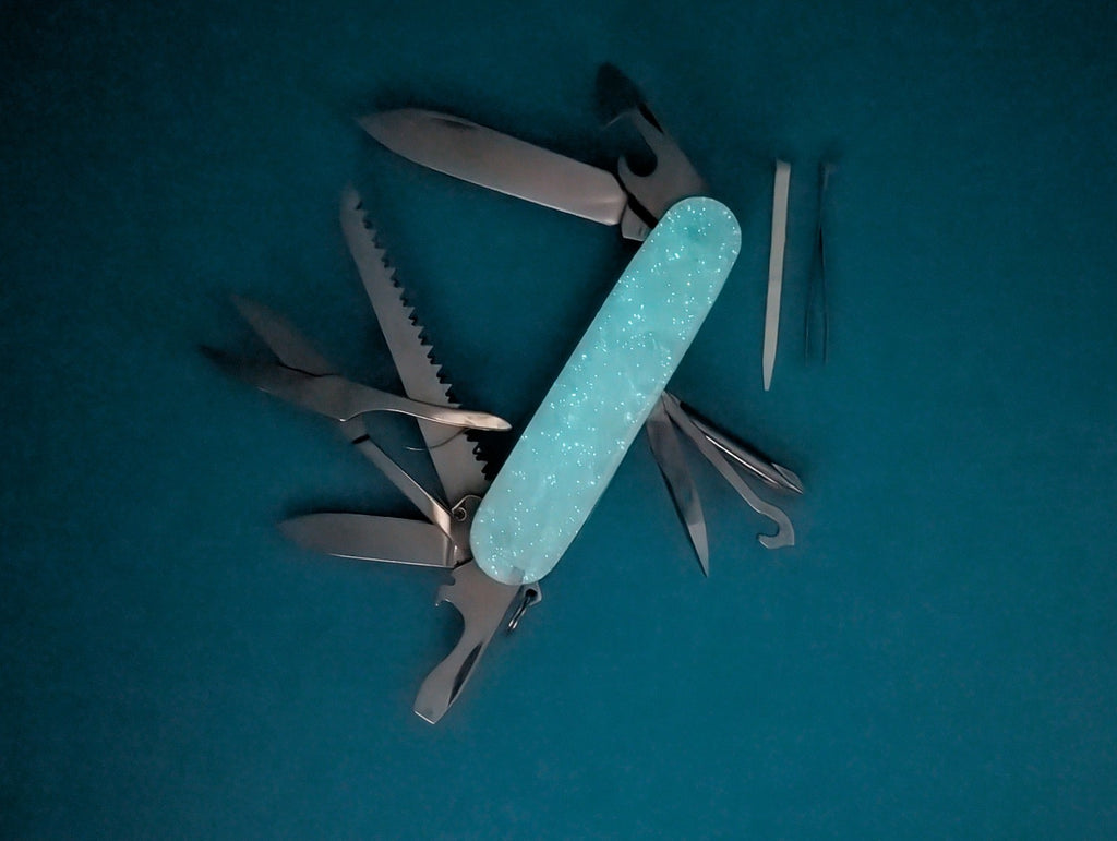 CUSTOM VICTORINOX FIELDMASTER GLOW IN THE DARK SWISS ARMY KNIFE! 91mm