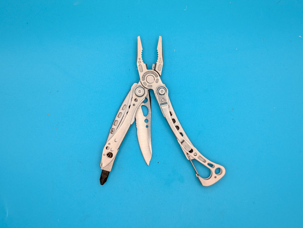 LEATHERMAN Skeletool Multi Tool - Combo Edge Blade Knife Pliers Carabiner!!!