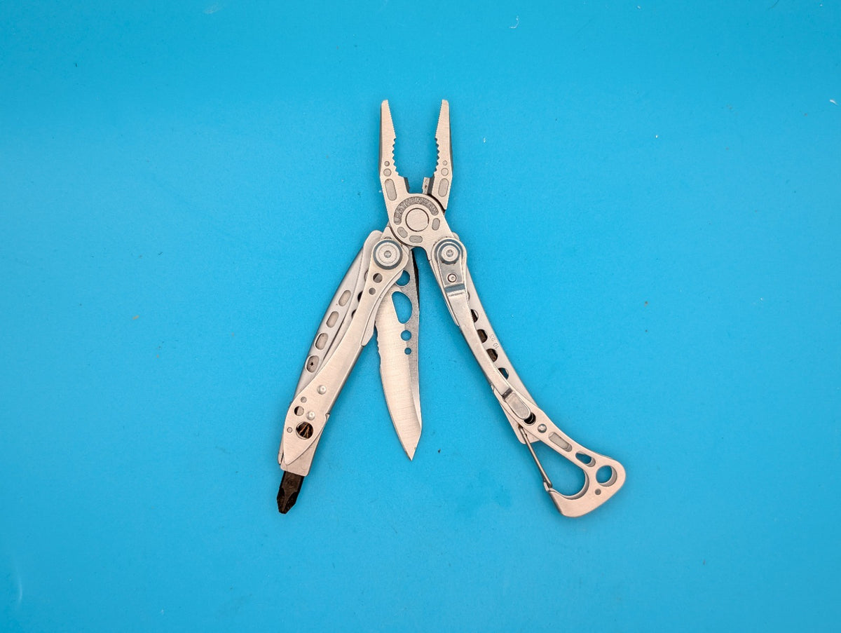 LEATHERMAN Skeletool Multi Tool - Combo Edge Blade Knife Pliers Carabiner!!!