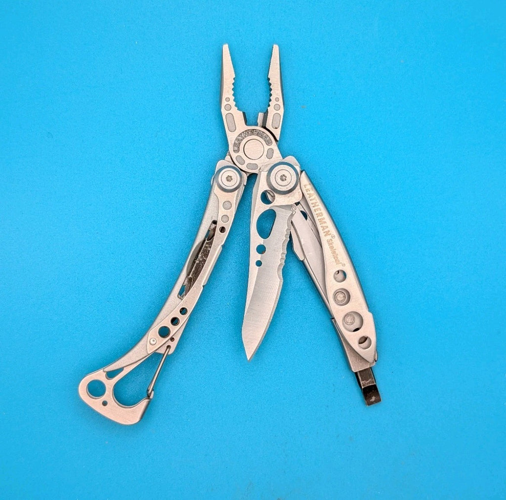 LEATHERMAN Skeletool Multi Tool - Combo Edge Blade Knife Pliers Carabiner!!!