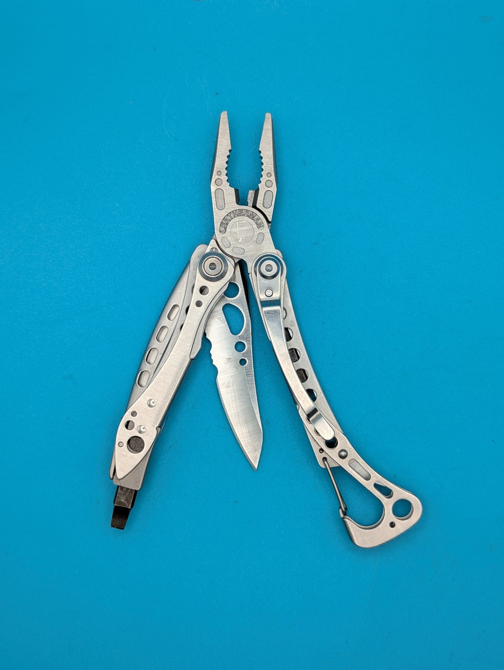 Leatherman Skeletool Multi Tool - Combo Edge Blade Knife Pliers Carabiner