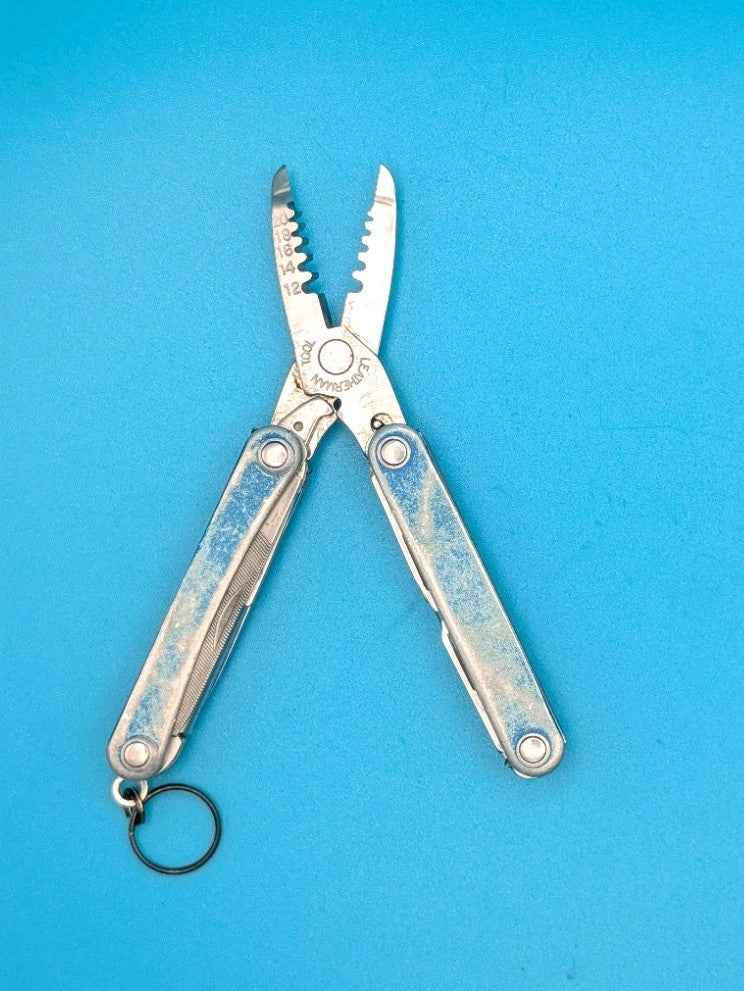 Leatherman Squirt ES4 Multi-Tool Knife Wire Strippers Electrician! BLUE!