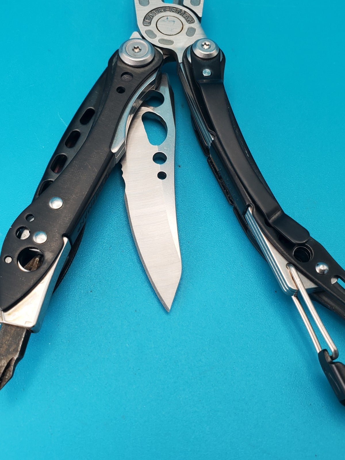 LEATHERMAN Skeletool Multi Tool - Combo Edge Blade Knife Pliers Carabiner!!!