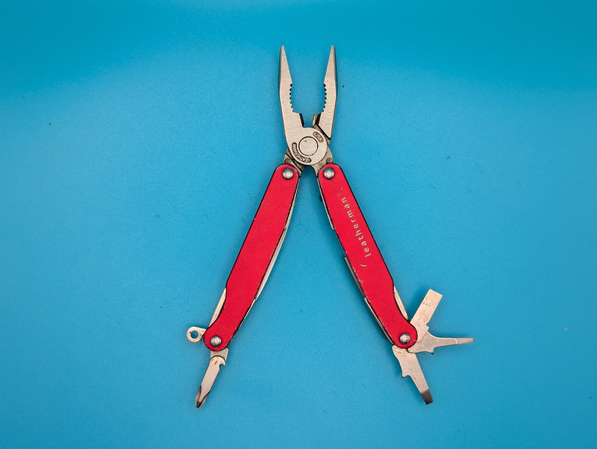 Leatherman Juice C2 Red Multi Tool! RETIRED! *WORN/LOOSE CORKSCREW*