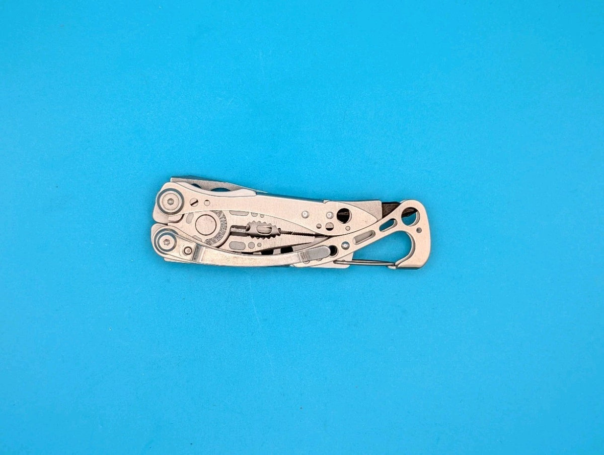 LEATHERMAN Skeletool Multi Tool - Combo Edge Blade Knife Pliers Carabiner!!!
