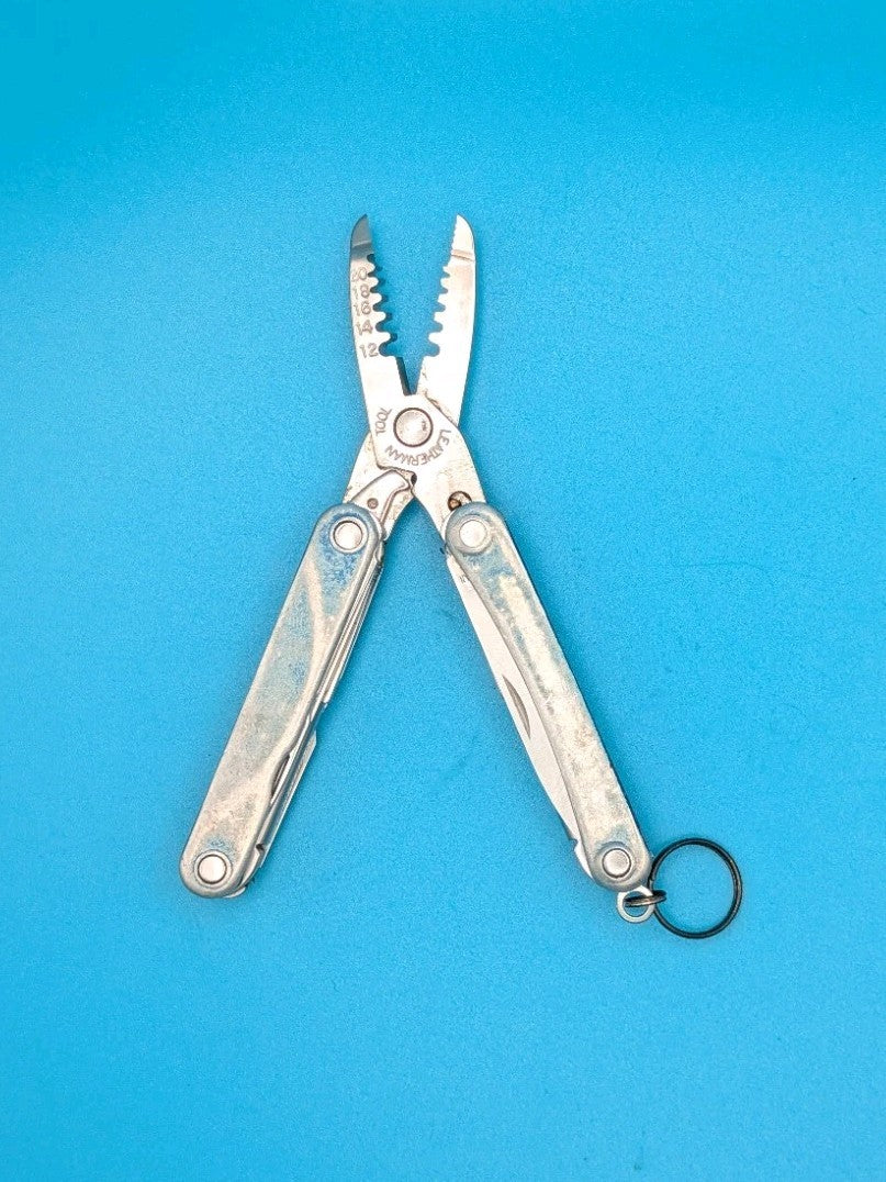 Leatherman Squirt ES4 Multi-Tool Knife Wire Strippers Electrician! BLUE!