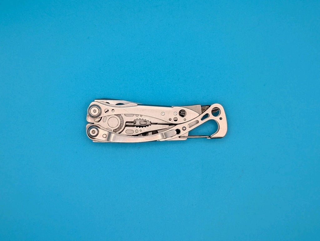LEATHERMAN Skeletool Multi Tool - Combo Edge Blade Knife Pliers Carabiner!!!