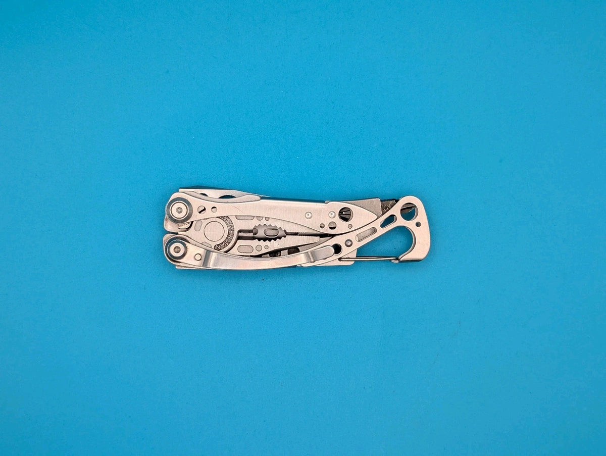 LEATHERMAN Skeletool Multi Tool - Combo Edge Blade Knife Pliers Carabiner!!!