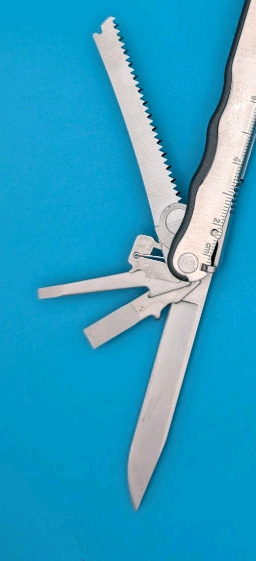 Leatherman BLAST Multi-Tool! *MISSING SMALL EYELGASS SCREWDRIVER*