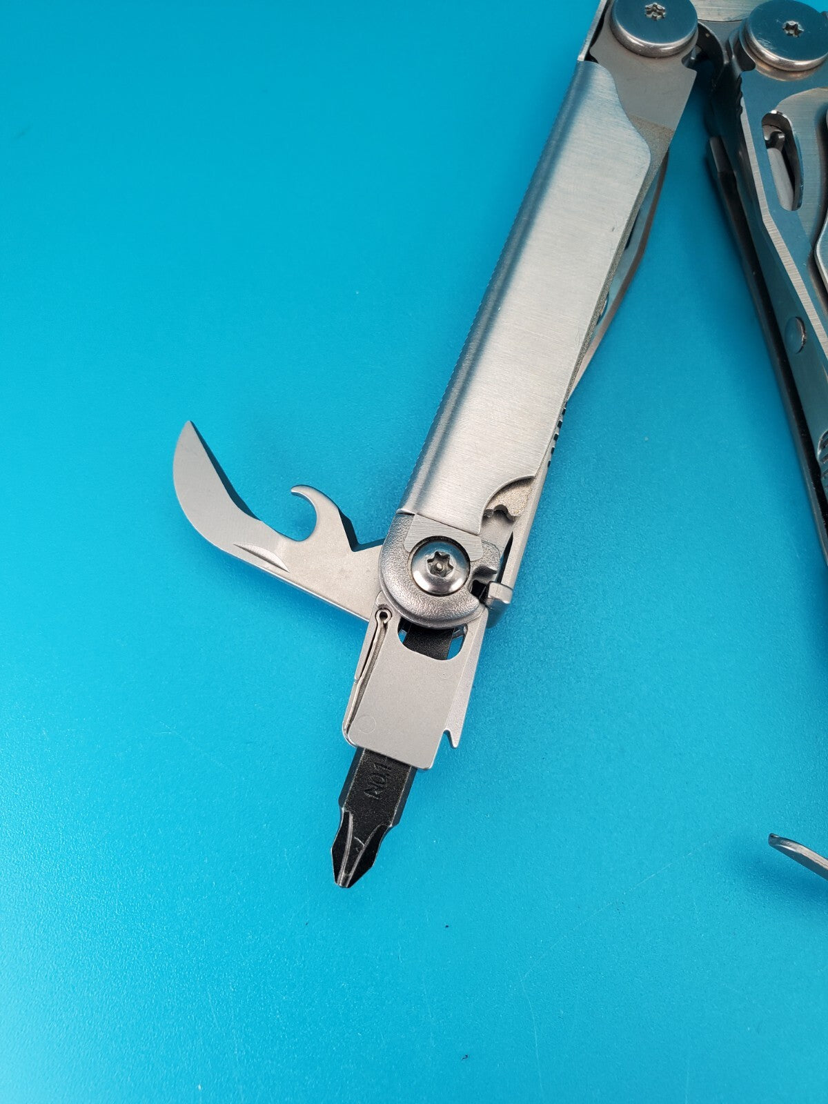 Leatherman Wave Multi Tool! Stainless! Retired! Free Shipping! With Sheath!