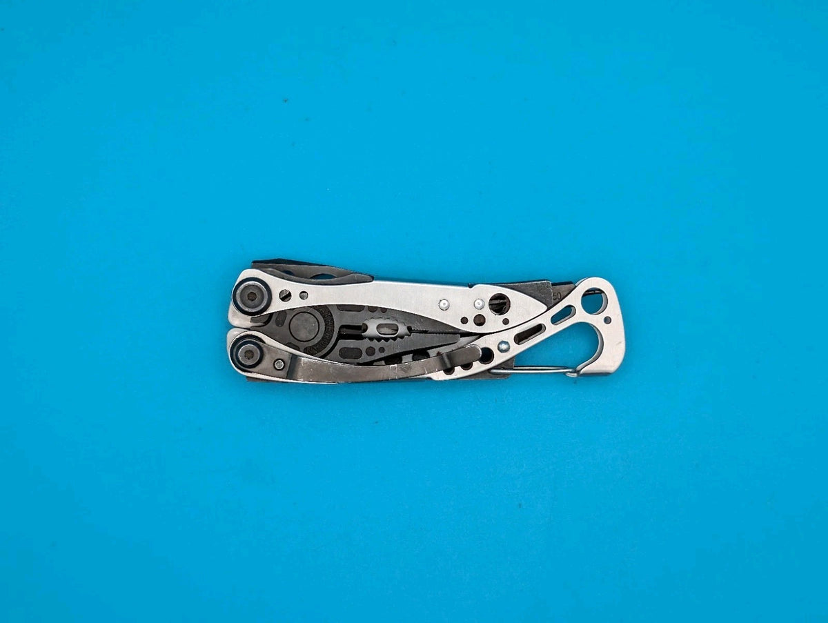 Leatherman Skeletool Multi Tool - Combo Edge Blade Knife Pliers Carabiner