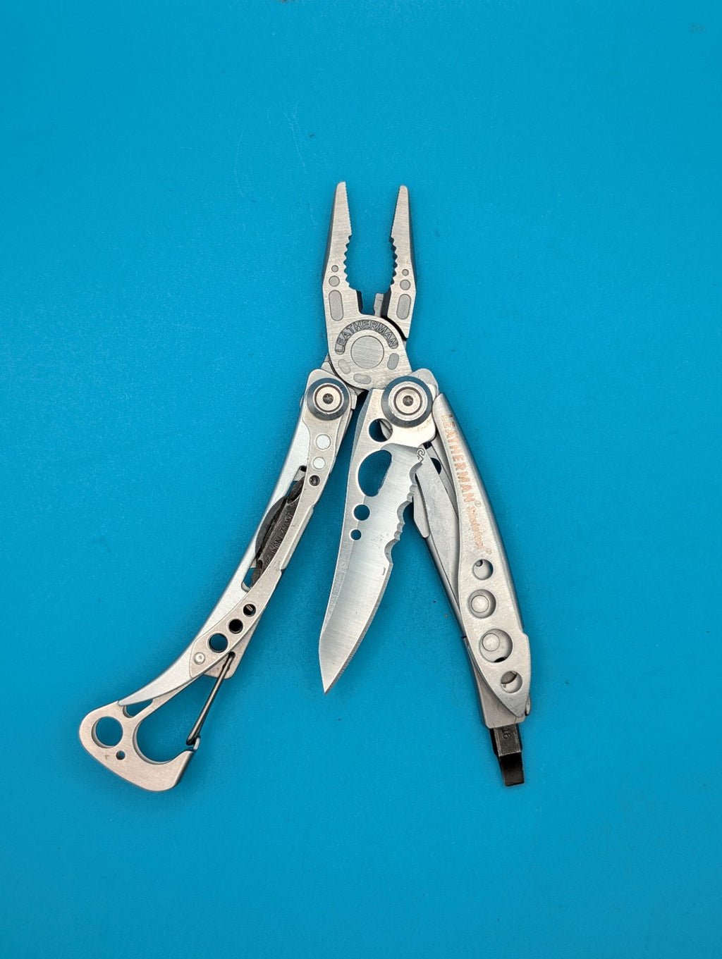 Leatherman Skeletool Multi Tool - Combo Edge Blade Knife Pliers Carabiner