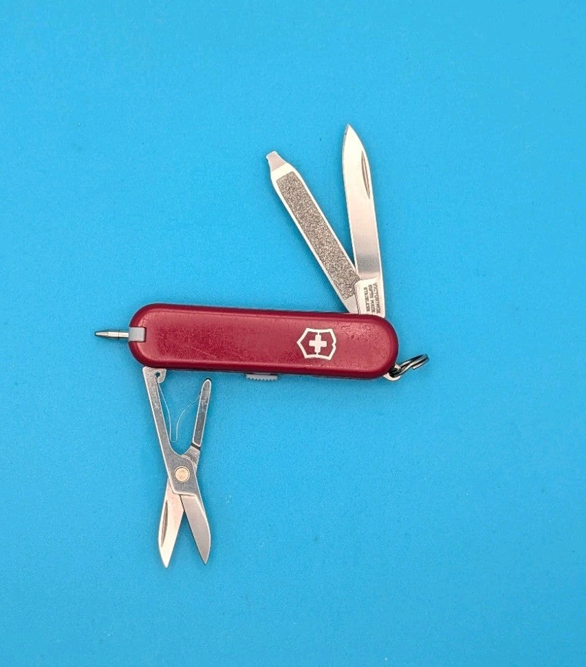 Victorinox Signature Swiss Army Knife Multi Tool! Red!