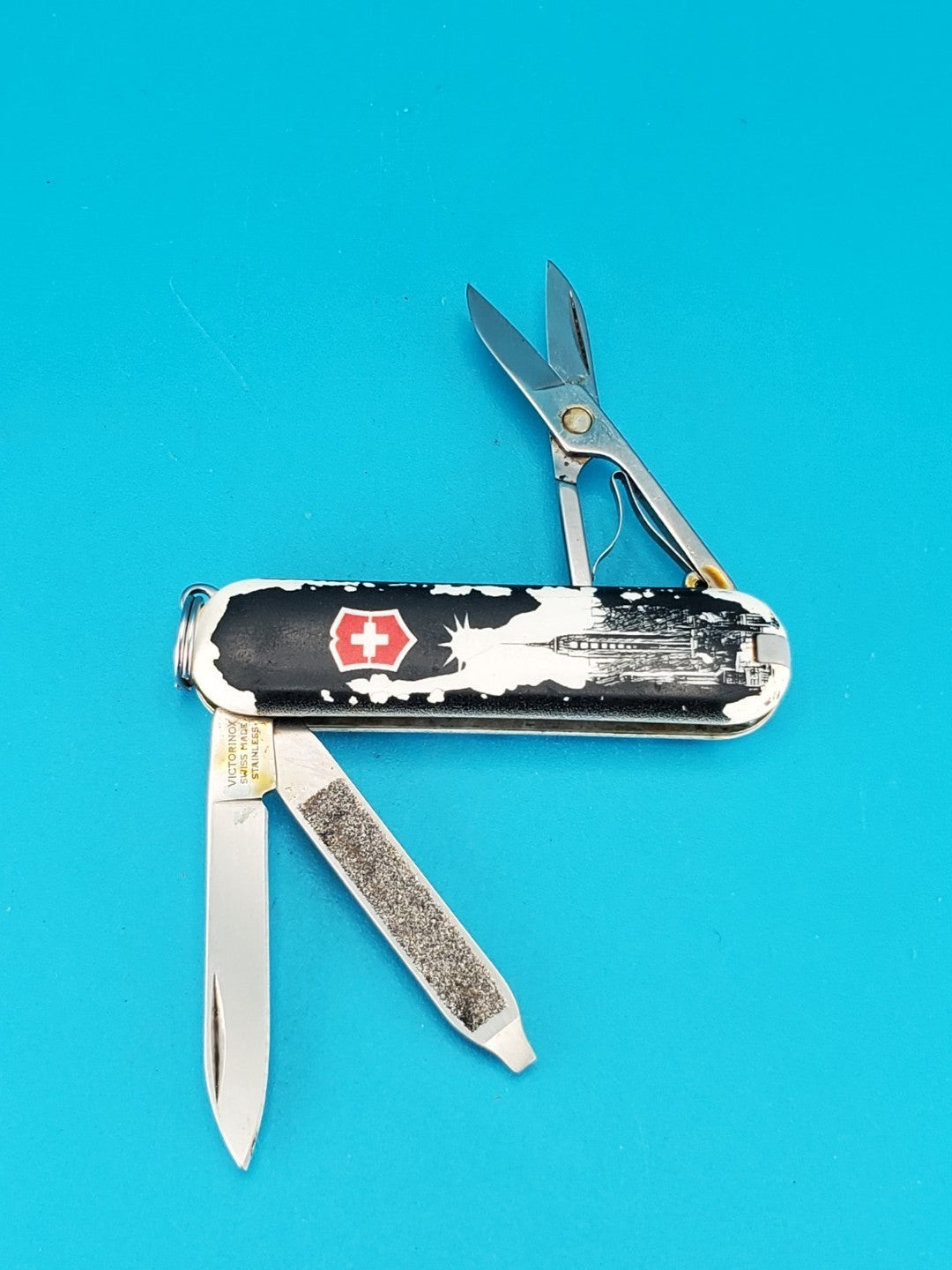 Victorinox Classic SD Swiss Army Knife New York Skyline Statue of Liberty!