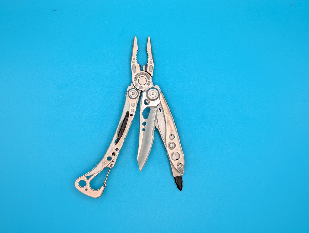 LEATHERMAN Skeletool Multi Tool - Combo Edge Blade Knife Pliers Carabiner!!!