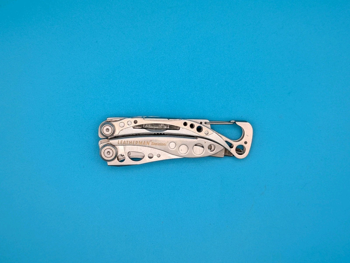 LEATHERMAN Skeletool Multi Tool - Combo Edge Blade Knife Pliers Carabiner!!!
