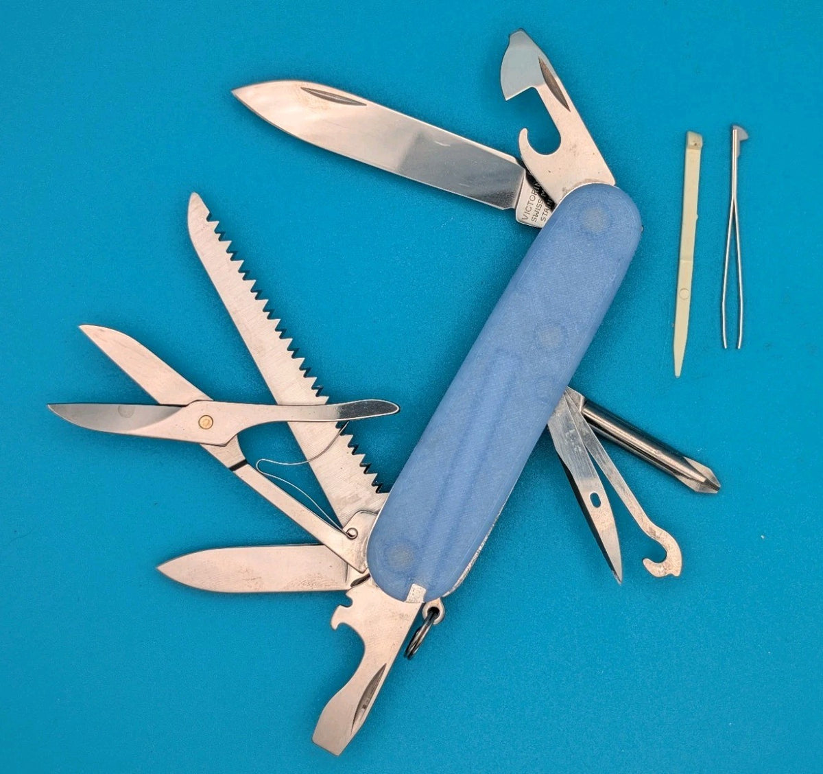 CUSTOM VICTORINOX FIELDMASTER GLOW IN THE DARK FIREFLY BLUE SWISS ARMY KNIFE!