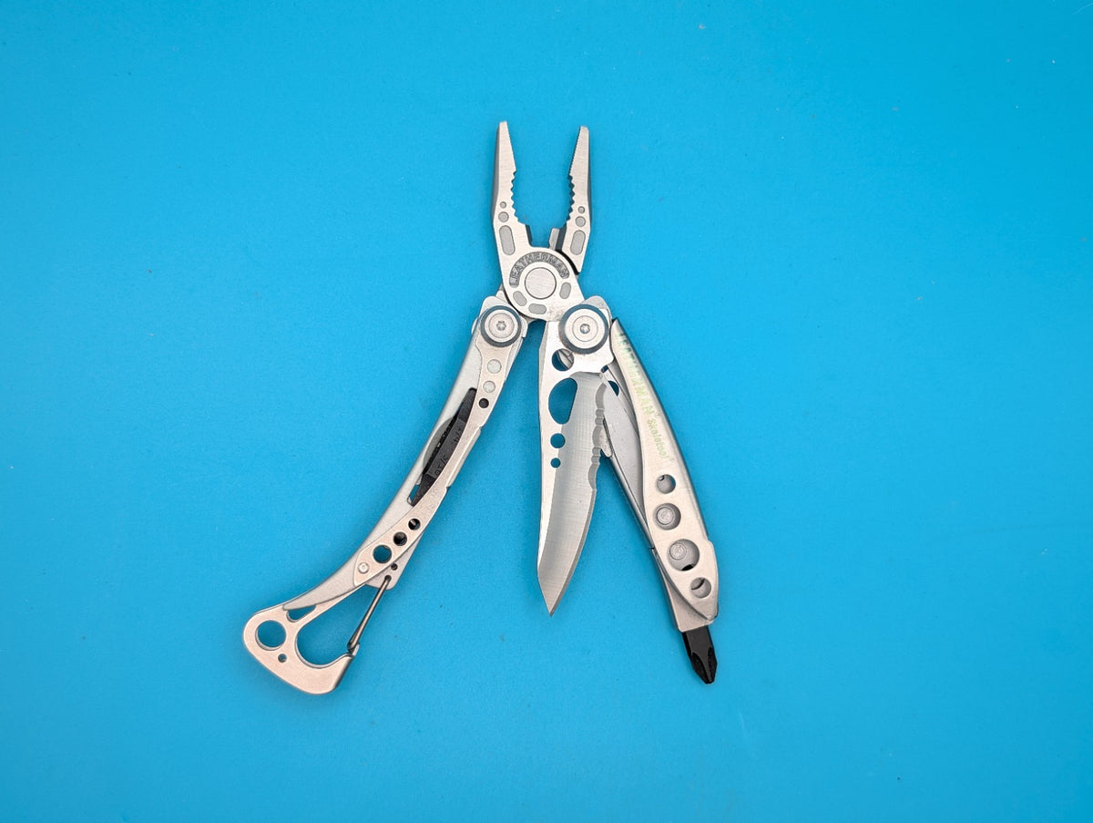 LEATHERMAN Skeletool Multi Tool - Combo Edge Blade Knife Pliers Carabiner!!!