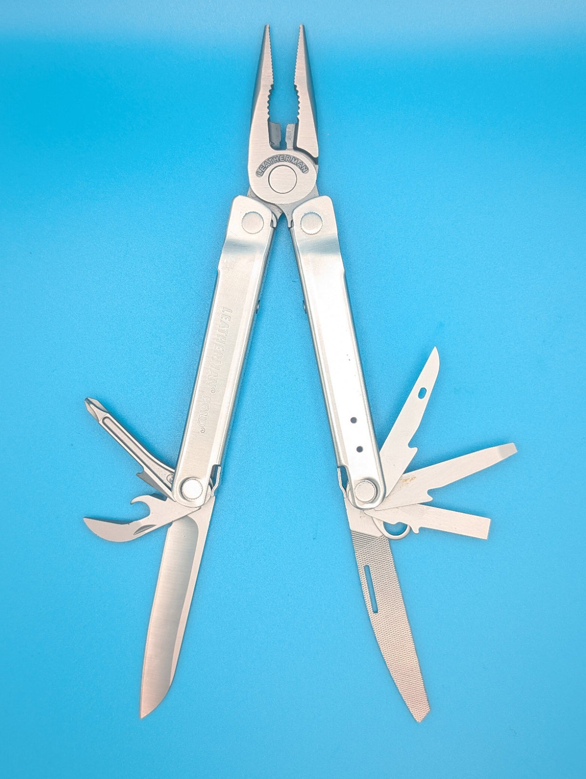 LEATHERMAN Bond Multitool, Stainless Steel Everyday Tool! WITH SHEATH!
