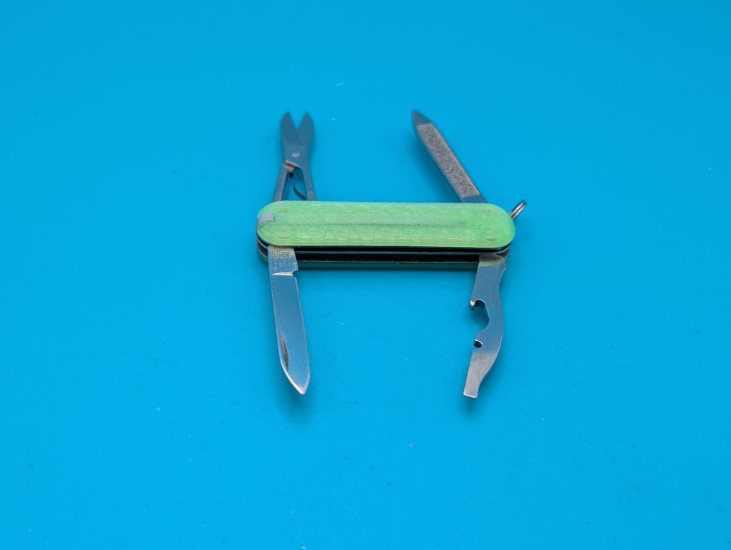 Victorinox Rogue 58mm Swiss Army Knife Multi Tool! Glow in the Dark Scales!