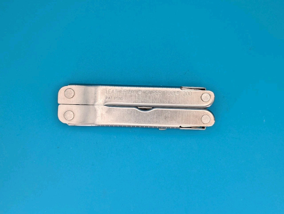 Vintage LEATHERMAN Super TOOL 200 Multi Tool! 04/02 Date Stamp!