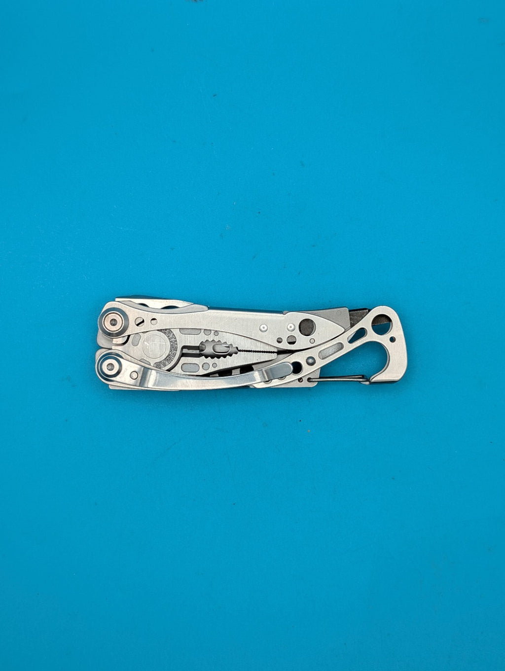 Leatherman Skeletool Multi Tool - Combo Edge Blade Knife Pliers Carabiner