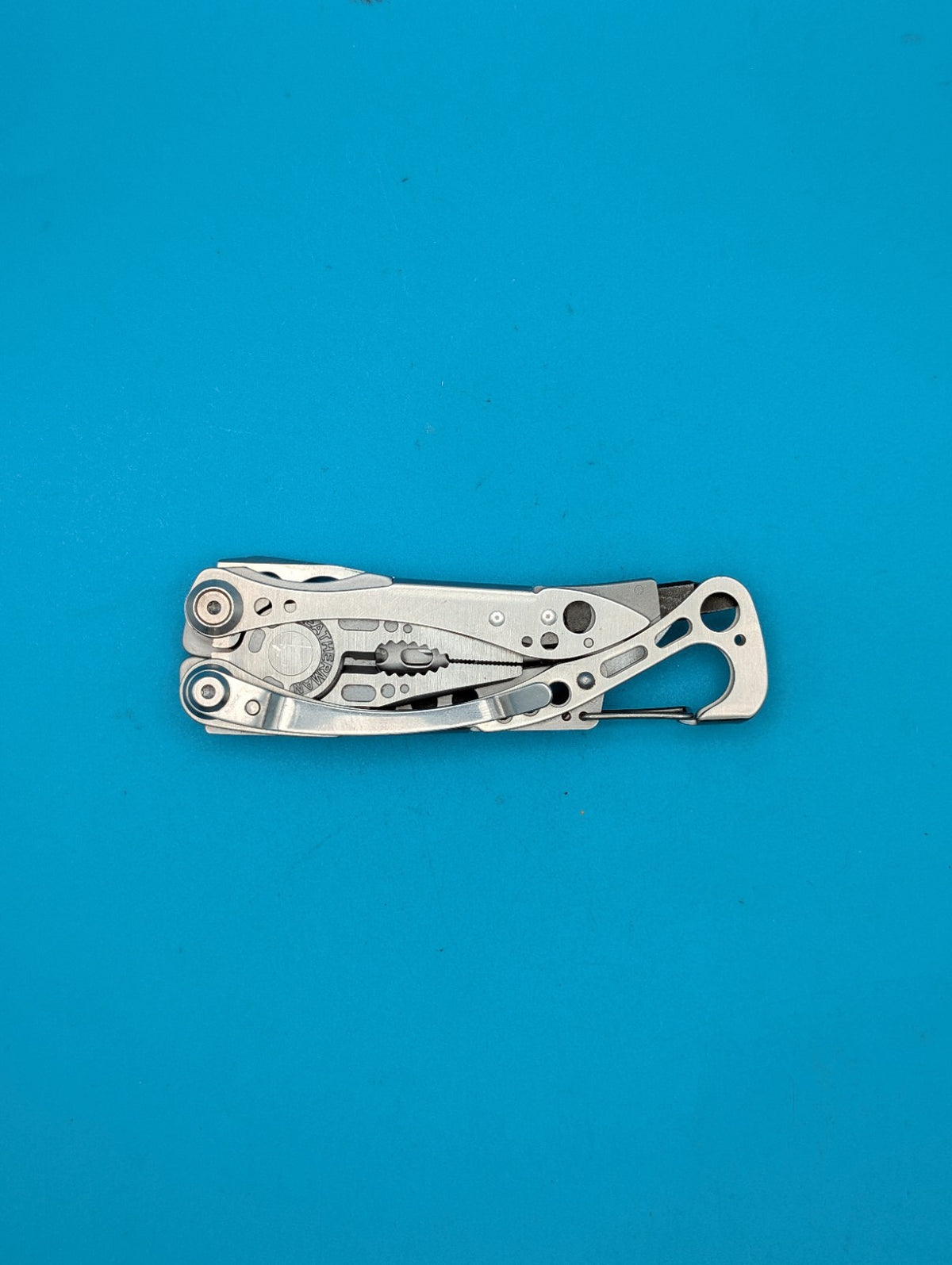 Leatherman Skeletool Multi Tool - Combo Edge Blade Knife Pliers Carabiner