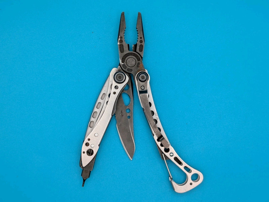 Leatherman Skeletool Multi Tool - Combo Edge Blade Knife Pliers Carabiner