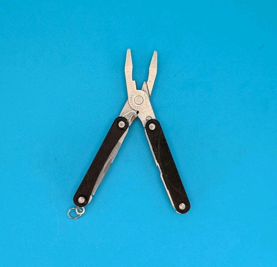 Leatherman Squirt PS4 Multi-Tool With Pliers Scissors Knife Black