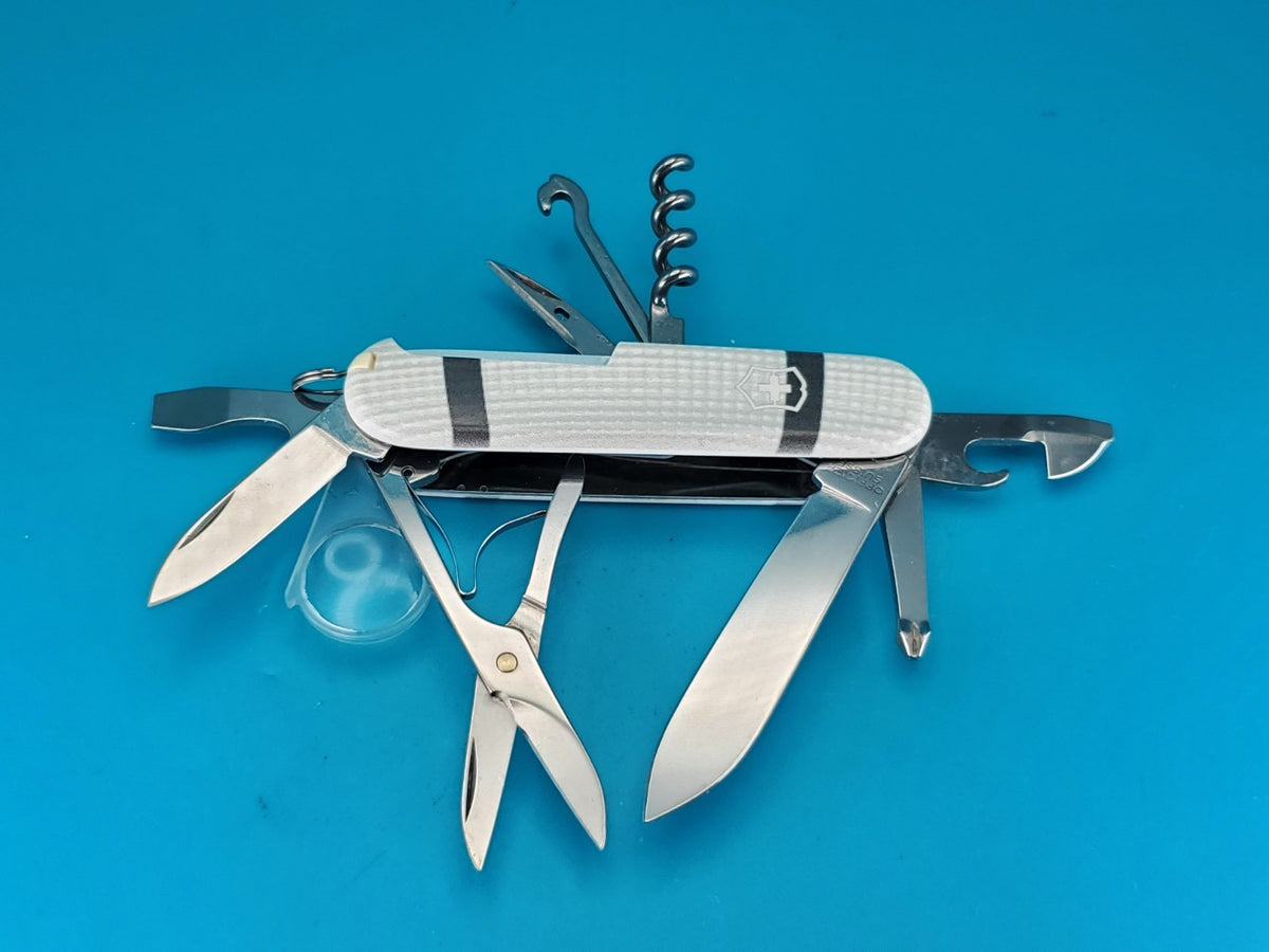 Victorinox Explorer Swiss Army Knife w/ Magnifying Glass! *CARDIOBAND 2021*