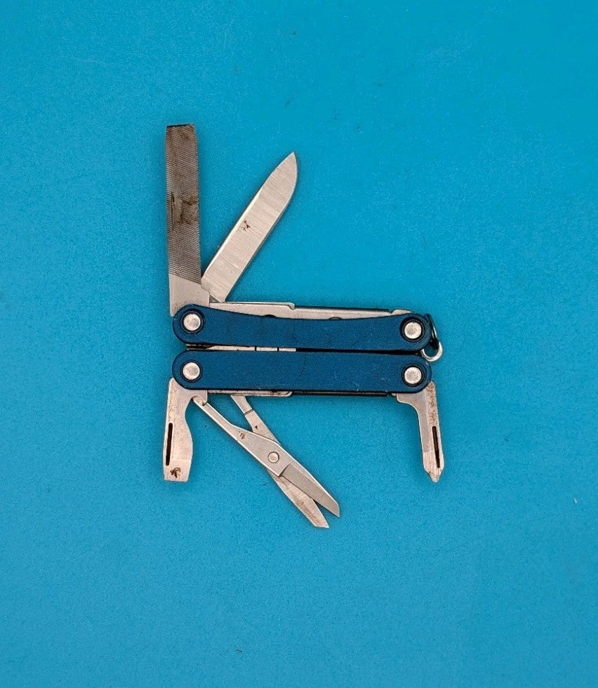 Leatherman Squirt PS4 Multi-Tool With Pliers Scissors Knife Blue