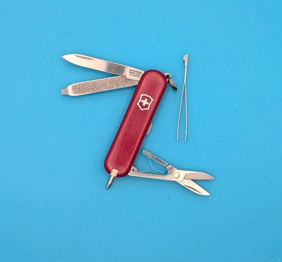 Victorinox Signature Swiss Army Knife Multi Tool! Red!