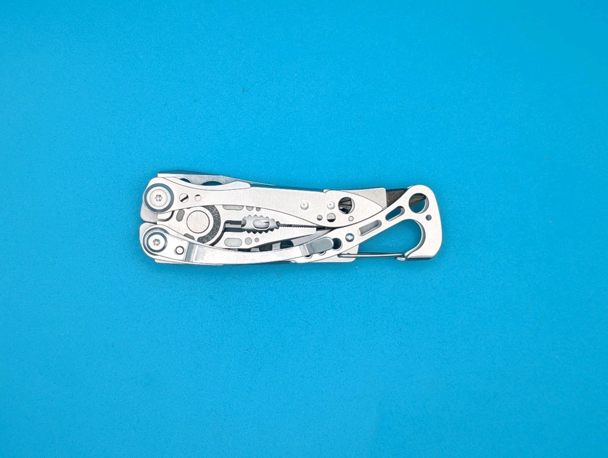 LEATHERMAN Skeletool Multi Tool - Combo Edge Blade Knife Pliers Carabiner!!!