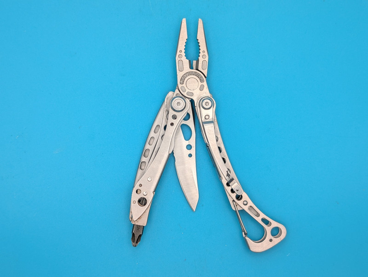 LEATHERMAN Skeletool Multi Tool - Combo Edge Blade Knife Pliers Carabiner!!!