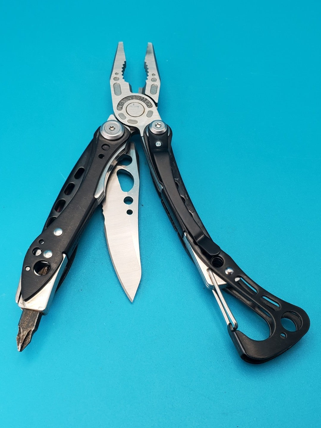 LEATHERMAN Skeletool Multi Tool - Combo Edge Blade Knife Pliers Carabiner!!!