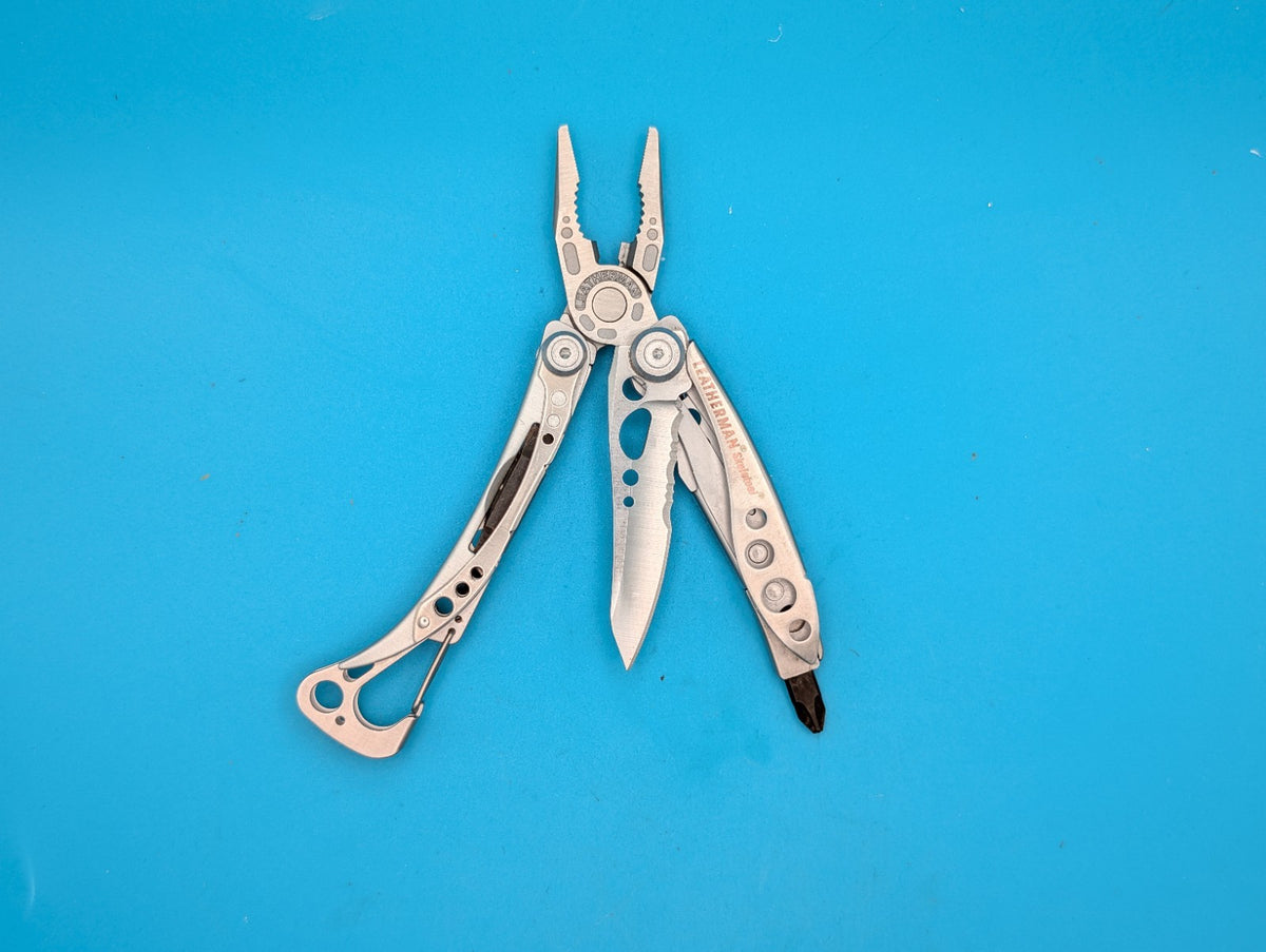 LEATHERMAN Skeletool Multi Tool - Combo Edge Blade Knife Pliers Carabiner!!!