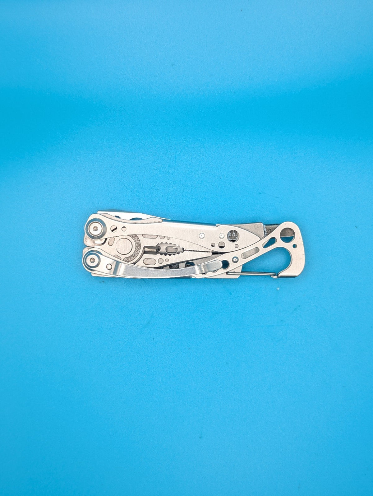 LEATHERMAN Skeletool Multi Tool - Combo Edge Blade Knife Pliers Carabiner!!!