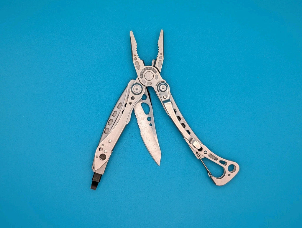 LEATHERMAN Skeletool Multi Tool - Combo Edge Blade Knife Pliers Carabiner!!!