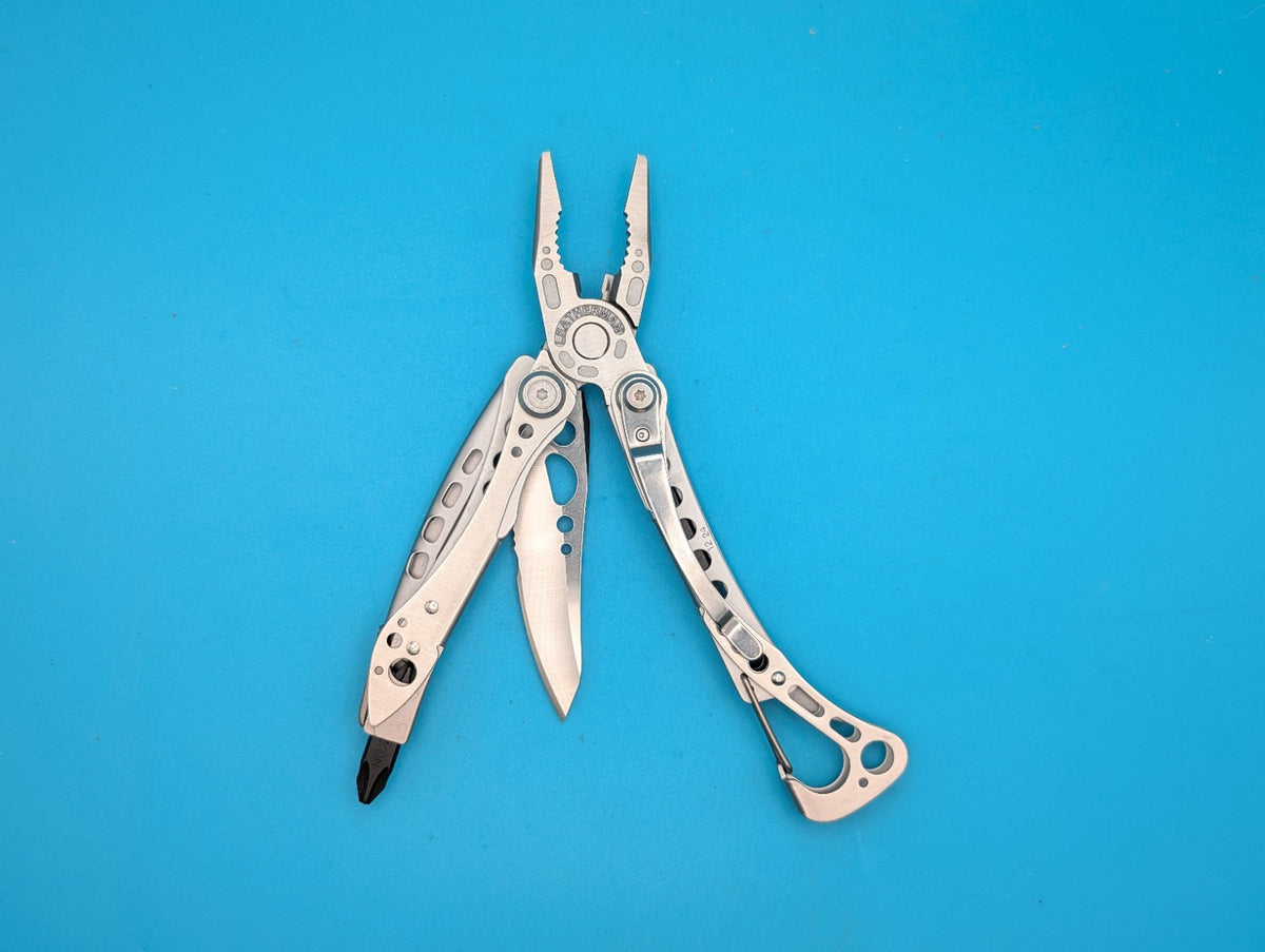 LEATHERMAN Skeletool Multi Tool - Combo Edge Blade Knife Pliers Carabiner!!!