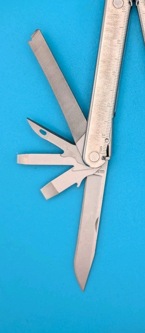 Leatherman Core Multi-Tool! FAST SHIPPING! WITH SHEATH!