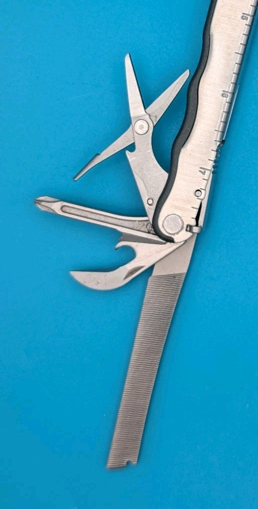 Leatherman BLAST Multi-Tool! *MISSING SMALL EYELGASS SCREWDRIVER*