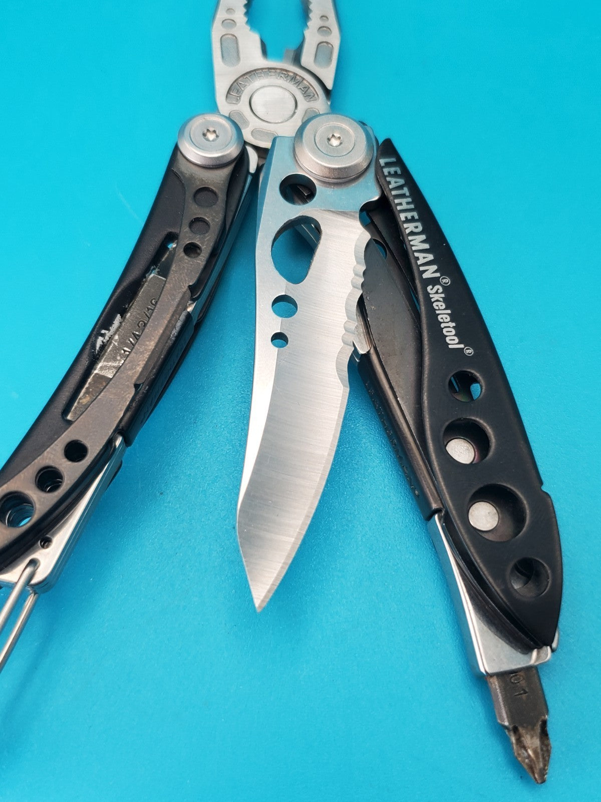 LEATHERMAN Skeletool Multi Tool - Combo Edge Blade Knife Pliers Carabiner!!!